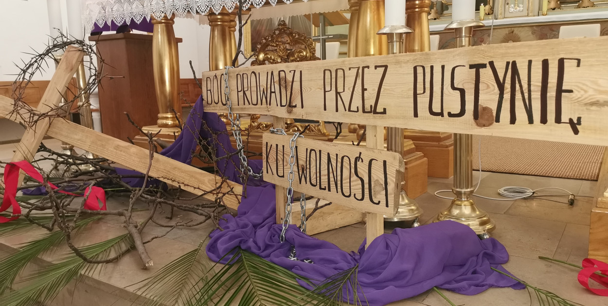 Dekoracja wielkopostna przed głównym ołtarzem w kościele pijarskim w Łowiczu 