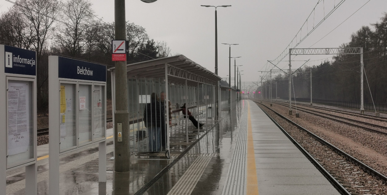 Peron na dworcu kolejowym w Bełchowie. fot. aa/NŁ