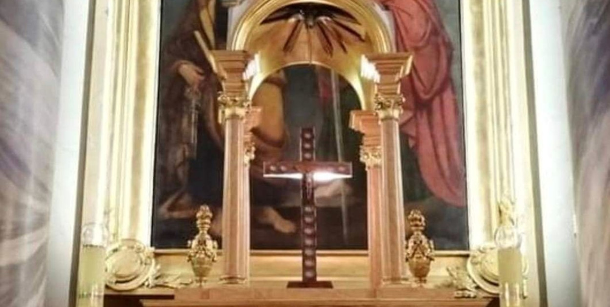 Drewniany krzyż skradziony z ołtarza głównego w Żychlinie po ponad miesiącu powrócił na swoje miejsce. fot. parafia Żychlin