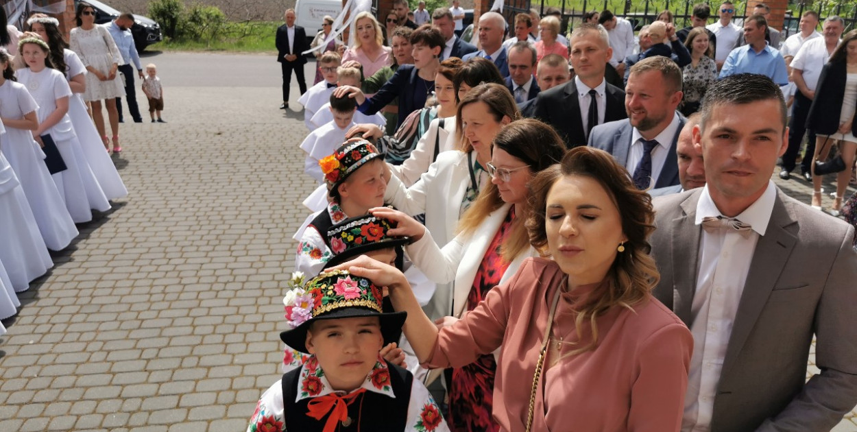 Błogosławieństwo dzieci przez matki