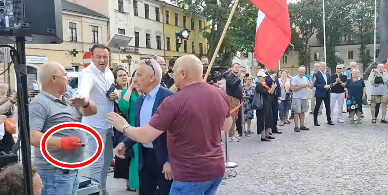 Dlaczego przyszedł w rękawicy i prowokował? Awantura na konferencji wyborczej z udziałem Jarosława Kaczyńskiego