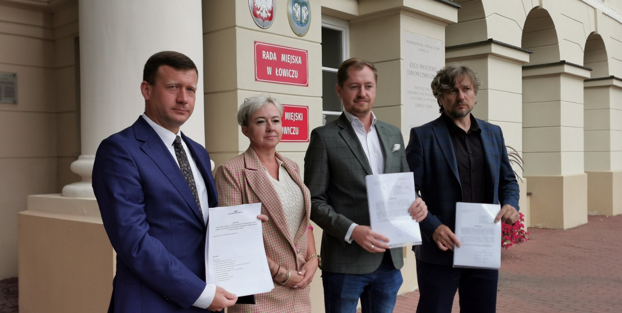 Michał Trzoska radny PiS powiatu łowickiego oraz Katarzyna Tadeusiak, Jacek Kaźmierski i Grzegorz Durka miejscy radni PiS przed łowickim ratuszem. fot. tb/NŁ