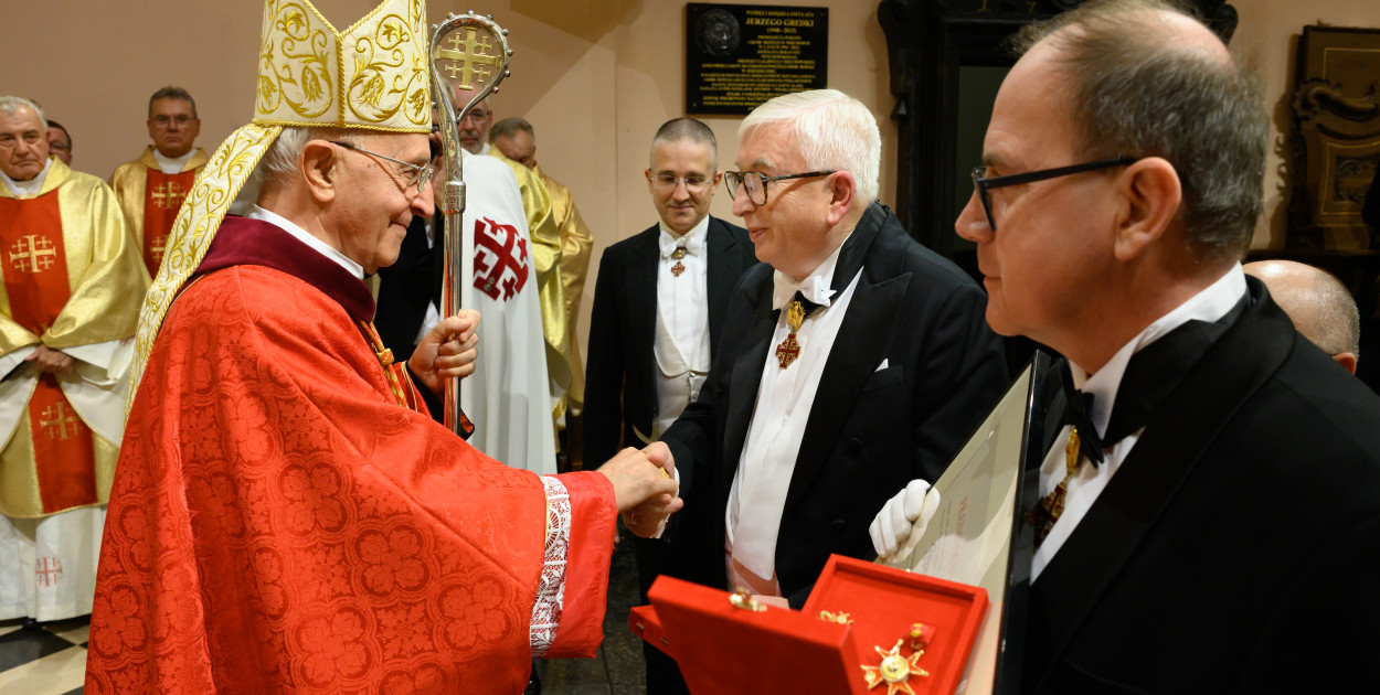 fot. Paweł Mazur / z prawej Jacek Rutkowski, z tyłu Stanisław Osmenda, z lewej kard. Fernando Filoni wielki mistrz OESSH