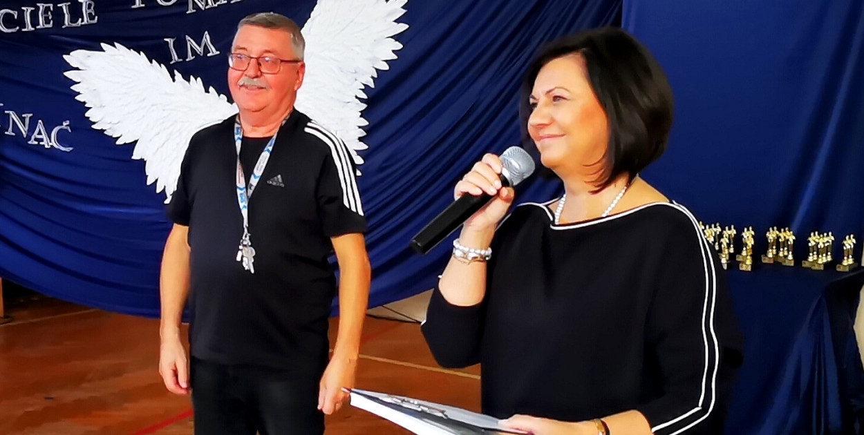 Dyrektor SP1 Teresa Sokalska-Lebioda oraz Wiktor Brzózka , pracownik gospodarczy szkoły. fot. tb/NŁ