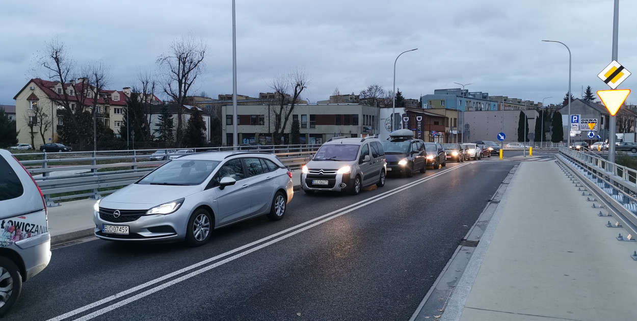 Dzisiejszy korek na moście nad Bzurą w Łowiczu 