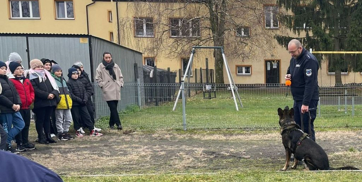 Pokaz umiejętności psa policyjnego dla uczniów Szkoły Podstawowej w Kocierzewie Południowym. fot. KPP Łowicz