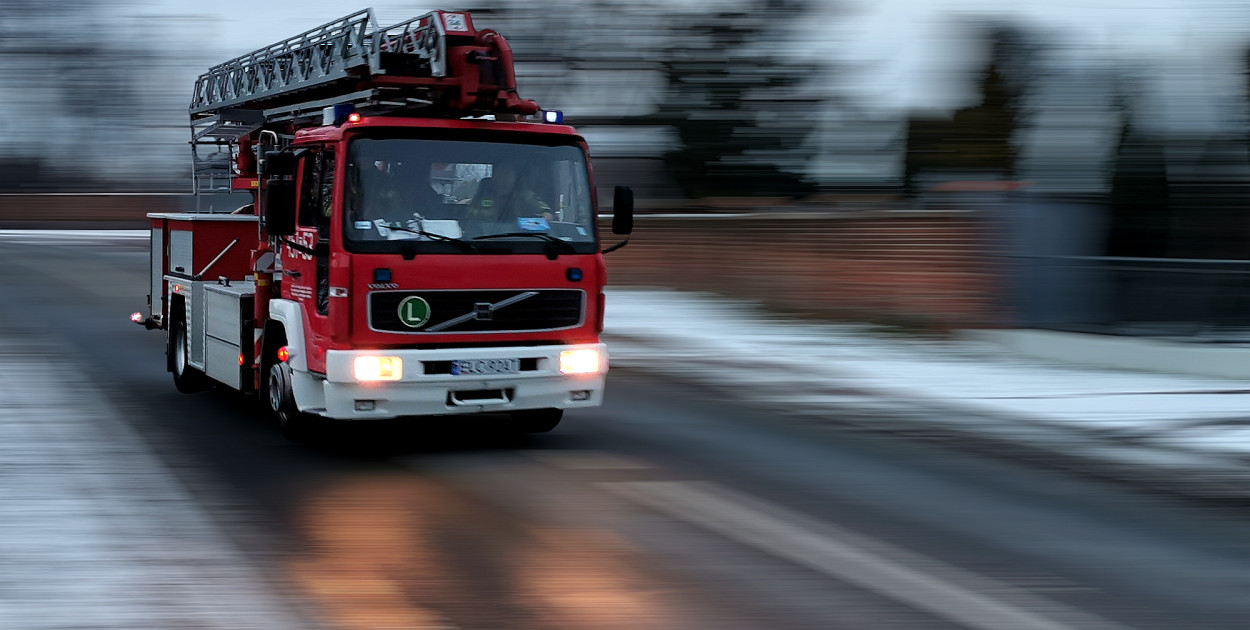 Strażacy z Państwowej Straży Pożarnej w drodze do pożaru. fot. tb/NŁ