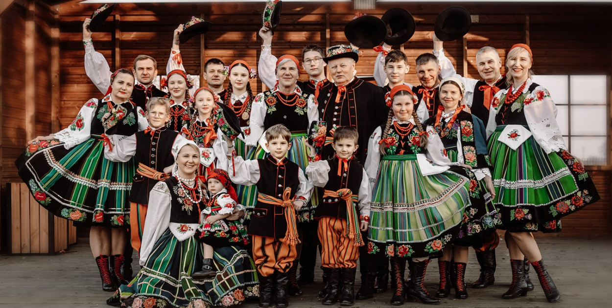 Mirosława i Jerzy Papiernikowie w otoczeniu dzieci i wnuków. fot. Karolina Papiernik FotoKreacje 