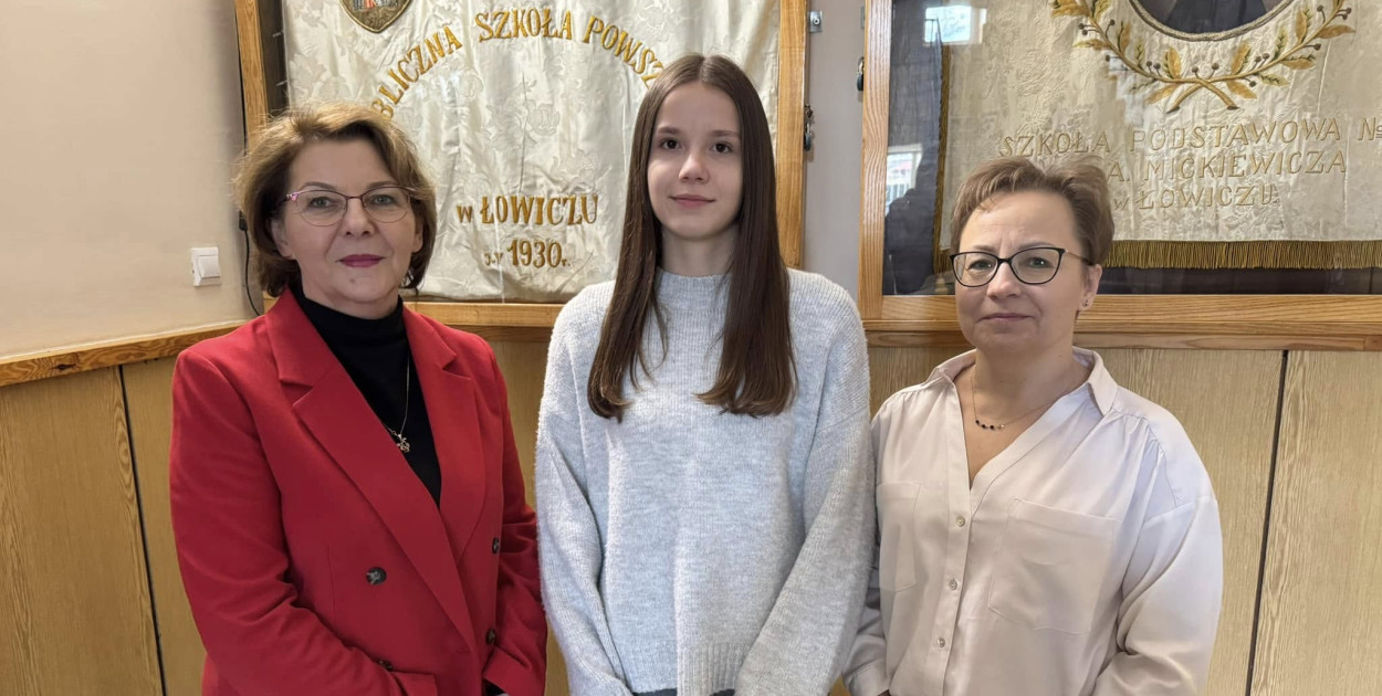 Dyrektor SP2 w Łowiczu Ewa Chudzyńska, finalistka Aleksandra Podsędek i jej nauczycielka biologii Agnieszka Sobolewska. fot. SP2 Łowicz
