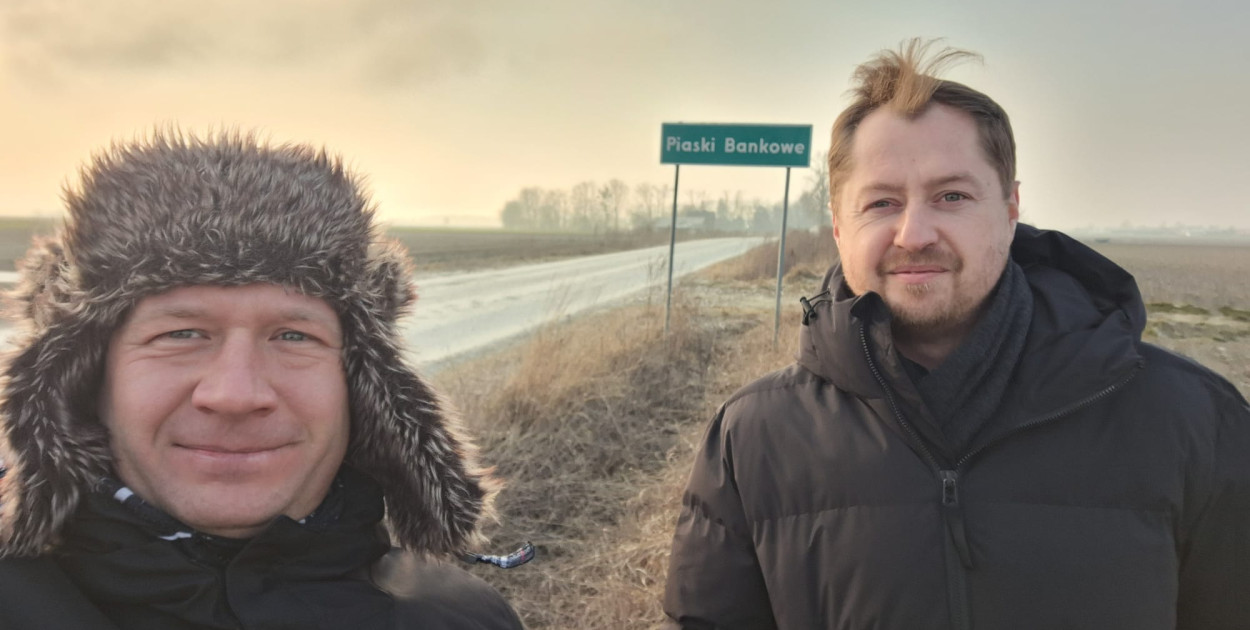 Wicestarosta Michał Trzoska i dyrektor  Wydziału Funduszu, Inwestycji i Zamówień Publicznych w łowickim starostwie Jacek Kaźmiersk na drodze, która czeka na asfalt w Piaskach Bankowych. fot. Powiat Łowicki