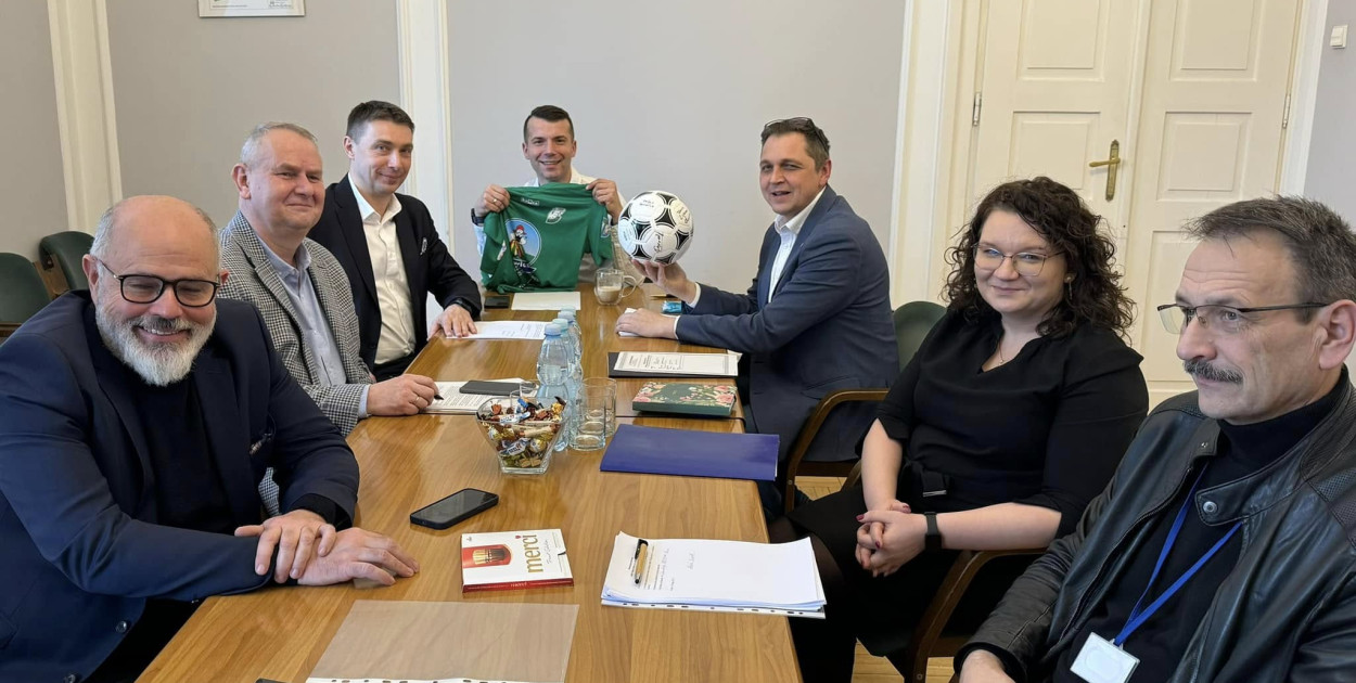 Powołano władze spółki. Od lewej widoczni: wiceburmistrz Jacek Kłos, przewodniczący Rady Nadzorczej Arkadiusz Podsędek, prokurent spółki Michał Brandt, prezes Dominik Czeczko, burmistrz Matriusz Siewiera, prawnik Aneta Stefańska, członek Rady Nadzorczej spółki , wreszcie jej wiceprzewodniczący Paweł Gawroński. Fot. FB Miasto Łowicz