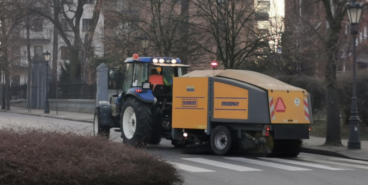 Zamiatarka pracująca w poniedziałek 10 marca w Alejach Sienkiewicza. fot. tb/NŁ