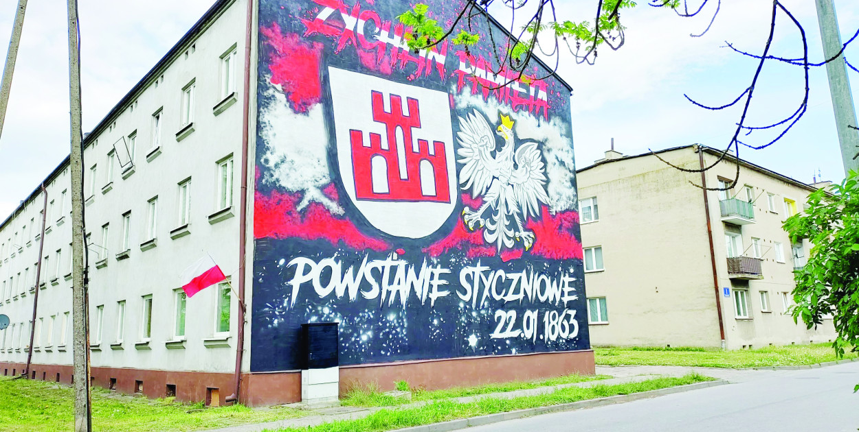 Niewidzialna ręka namalowała patriotyczny mural w Żychlinie