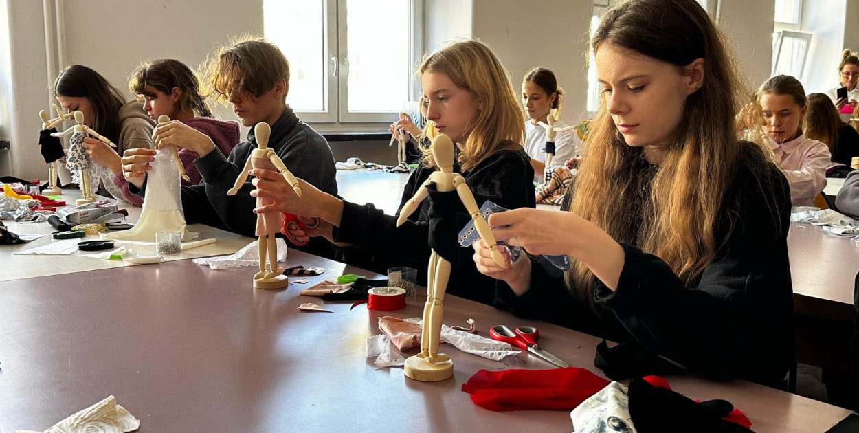 Zdjęcie z warsztatów w ramach projektu Eco Fashion. fot. Miejska Biblioteka im A K Cebrowskiego w Łowiczu 