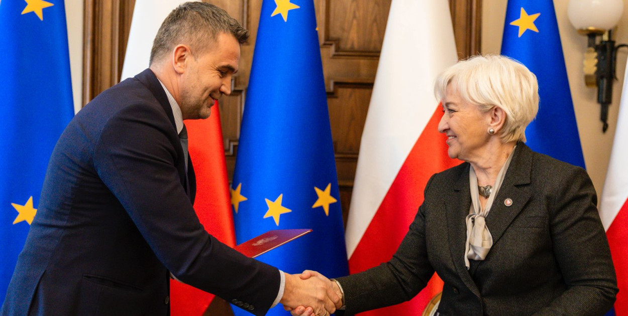 Wójt Gminy Chąśno Dariusz Reczulski podczas podpisywania umowy z Wojewodą Łódzkim Dorotą Ryl/fot. Łódzki Urząd Wojewódzki