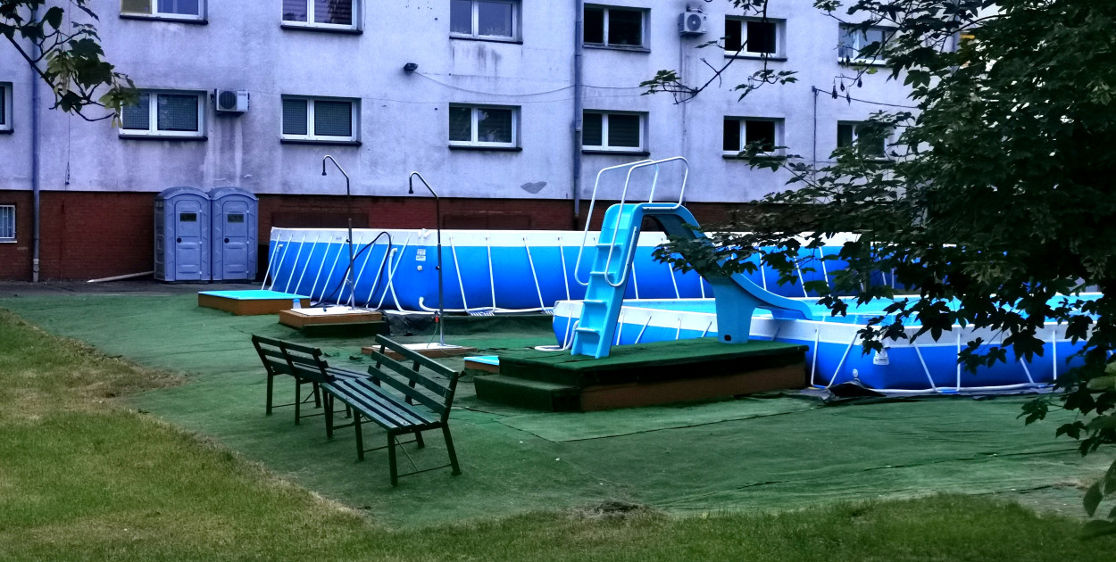 Baseny zewnętrzne już są rozstawione i gotowe na przyjęcie dzieci i młodzieży. fot. tb/NŁ