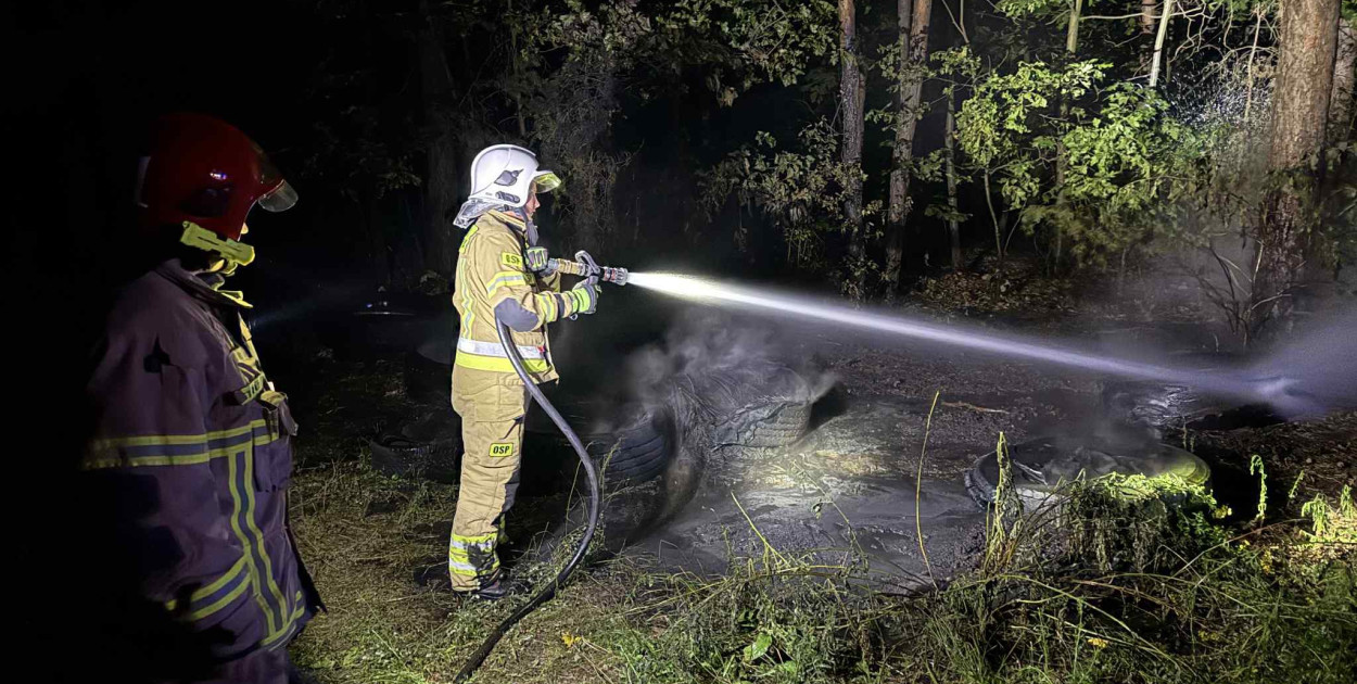 Gaszenie opon płonących w lesie pod Dąbkowicami Górnymi. fot. OSP Pilaszków