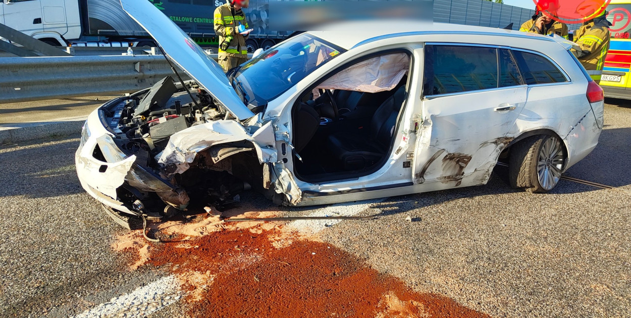 Opel uczestniczący w zdarzeniu, bez drzwi, które wycieli strażacy w trakcie prowadzonej akcji ratowniczej. fot. OSP Łyszkowice