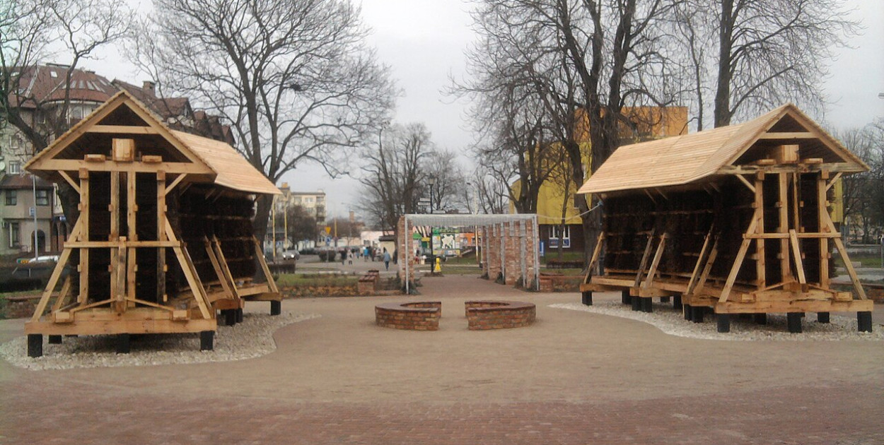 Mini tężnie na Placu Wolności w Pyrzycach, fot. Wikipedia 