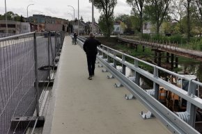 Piesi mogą przejść nowym mostem na drugą stronę rzeki-9002