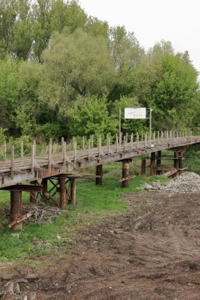 Piesi mogą przejść nowym mostem na drugą stronę rzeki-9002