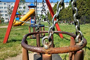 Plac zabaw na os. Starzyńskiego w Łowiczu-11538