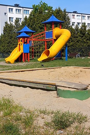 Plac zabaw na os. Starzyńskiego w Łowiczu-11538