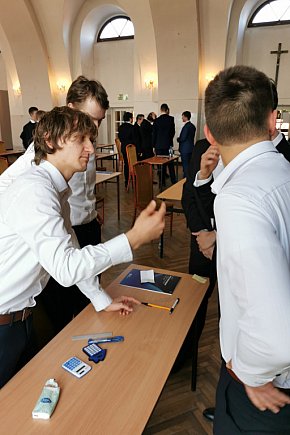 Maturzyści z ZST nr 1 w Łowiczu przed egzaminem z matematyki-11575