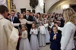 Druga tura tegorocznej (2025) Pierwszej Komunii Świętej w parafii katedralnej w Łowiczu-11644