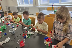 Zajęcia z tworzenia kwiatów z bibuły-11955