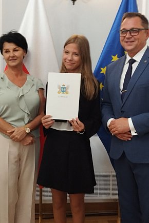 Wręczanie stypendiów naukowych w ratuszu-12073