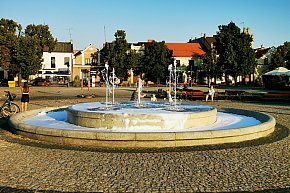 Łowicz. Piana w fontannie-12203