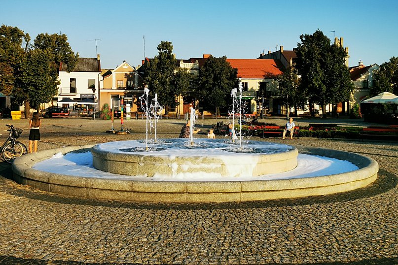 Łowicz. Piana w fontannie