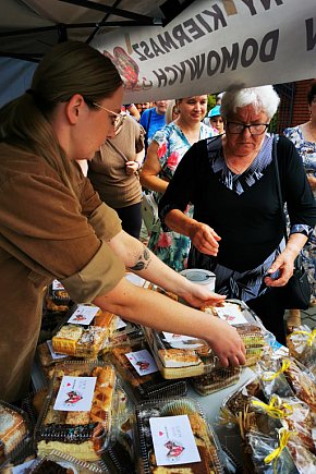 Charytatywny kiermasz dla Adasia i Kubusia w Lyszkowicach-12212