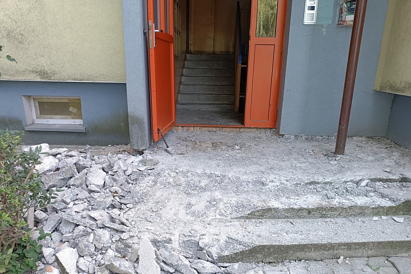 Os. Konopnickiej. Gruz w przejściu