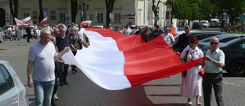 Łowicz. Przemarsz z 50-metrową biało-czerwoną flagą ulicami Łowicza-4202