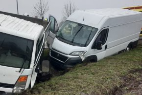 Wypadek z udziałem dwóch pojazdów dostawczych w gm. Sanniki -309893