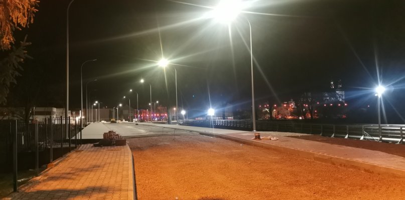 Lampy na nowym moście w Łowiczu już świecą  - 310091