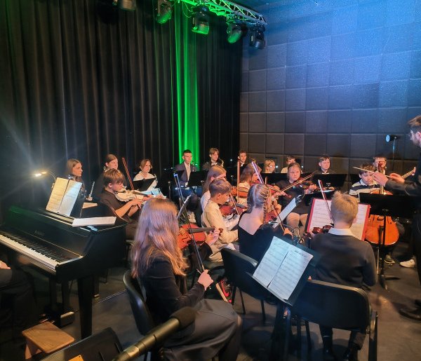 Wspaniały koncert muzyki filmowej w Łowiczu w wykonaniu młodych artystów-311206