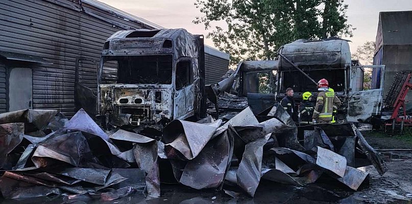 Kocierzew Południowy. W nocy spłonęły dwa samochody ciężarowe - 311398