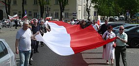 Szli z wielką flagą Polski przy dźwiękach m.in. Bogurod