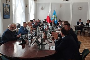Burzliwa dyskusja na sesji Rady Miejskiej w Łowiczu. Diety radnych w górę-312099