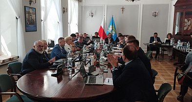 Burzliwa dyskusja na sesji Rady Miejskiej w Łowiczu. Diety radnych w górę-312099