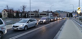 Łowicz. Korek od torów do Starego Rynku. Coraz częściej