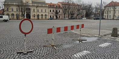 Przygotowania do choinki. Utrudnienia w ruchu na Starym Rynku w Łowiczu-319730