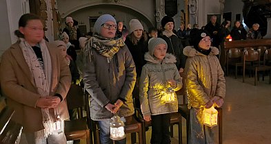 W ciemnościach, ale przy świetle lampionów - Roraty w Łowickiej katedrze-319705