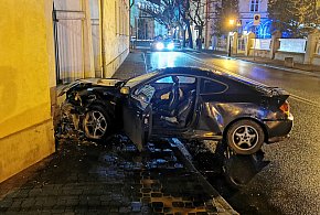 Łowicz. Hyundai uderzył w mur muzeum-320473