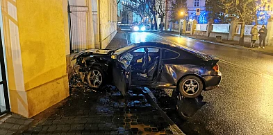 Łowicz. Hyundai uderzył w mur muzeum-320473