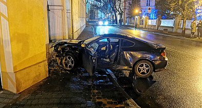 Łowicz. Hyundai uderzył w mur muzeum-320473