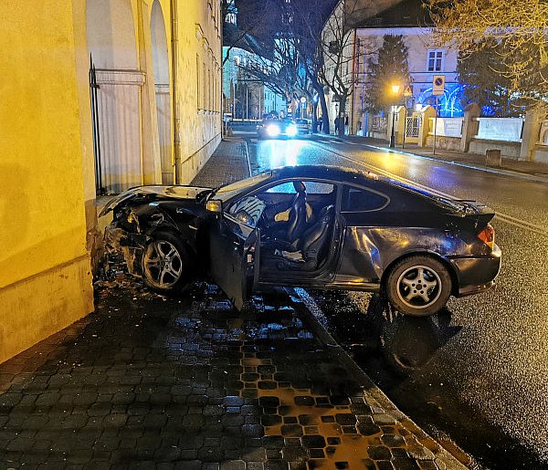 Łowicz. Hyundai uderzył w mur muzeum-320473